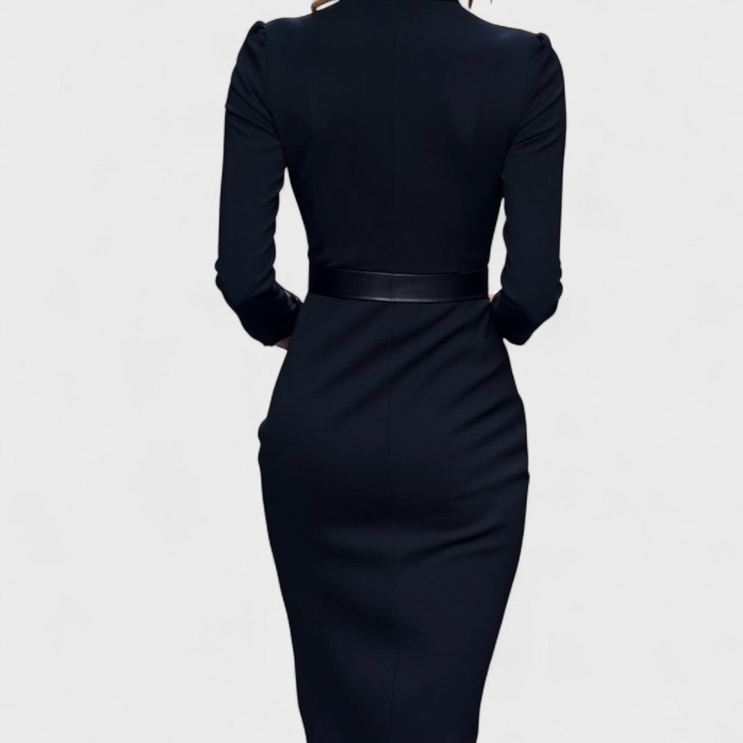 SOPHIE – ROBE NOIRE RAFFINÉE AVEC CEINTURE ET COL MAO