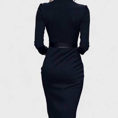 SOPHIE – ROBE NOIRE RAFFINÉE AVEC CEINTURE ET COL MAO