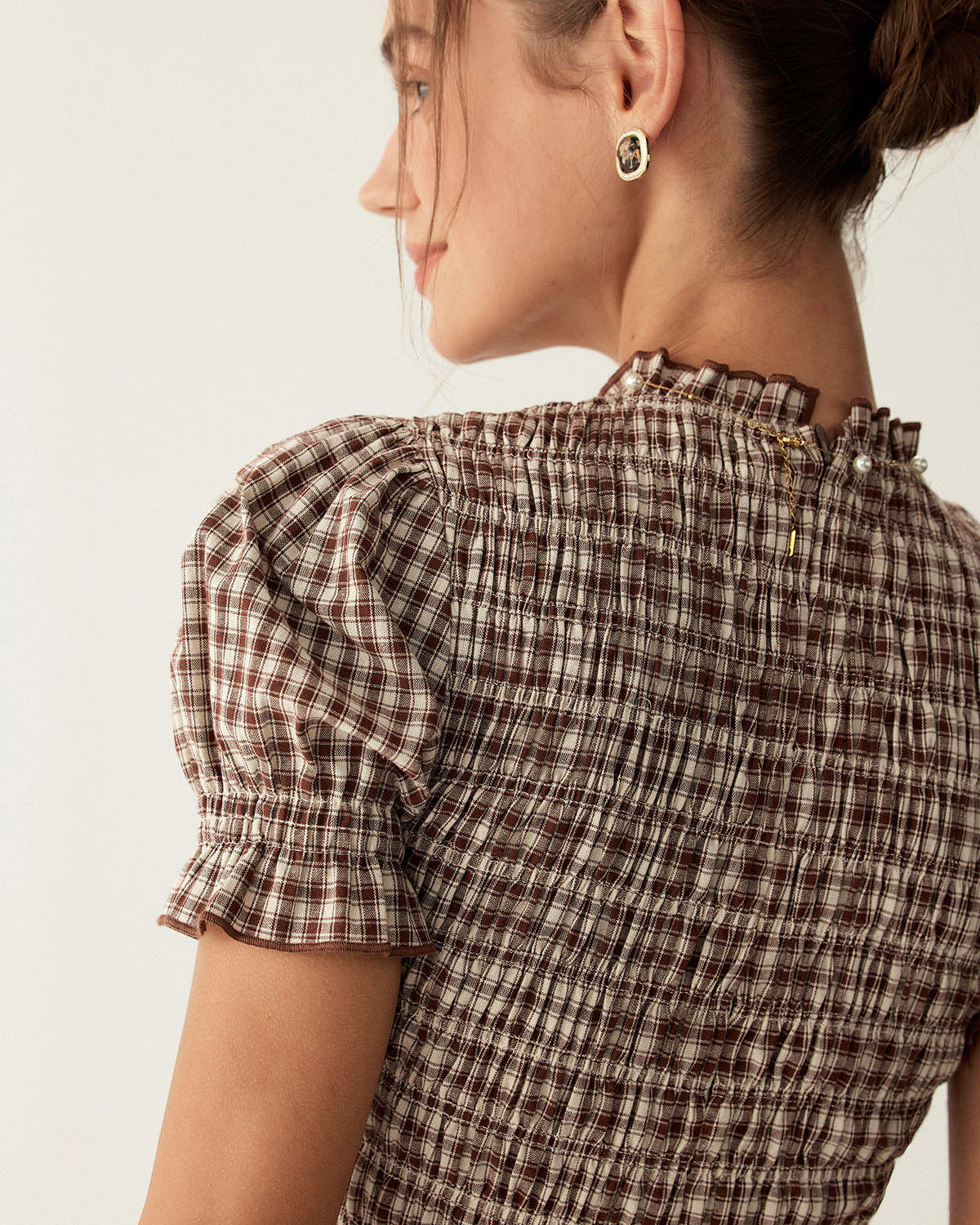 Mini-robe à carreaux café à manches bouffantes